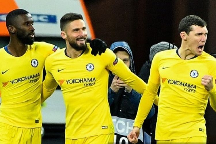 Antonio Ruediger dan Andreas Christensen merayakan gol Olivier Giroud pada pertandingan Dynamo Kyiv vs Chelsea di Stadion NSK Olimpiyskyi, Kiev, dalam babak 16 besar Liga Europa, 14 Maret 2019. 