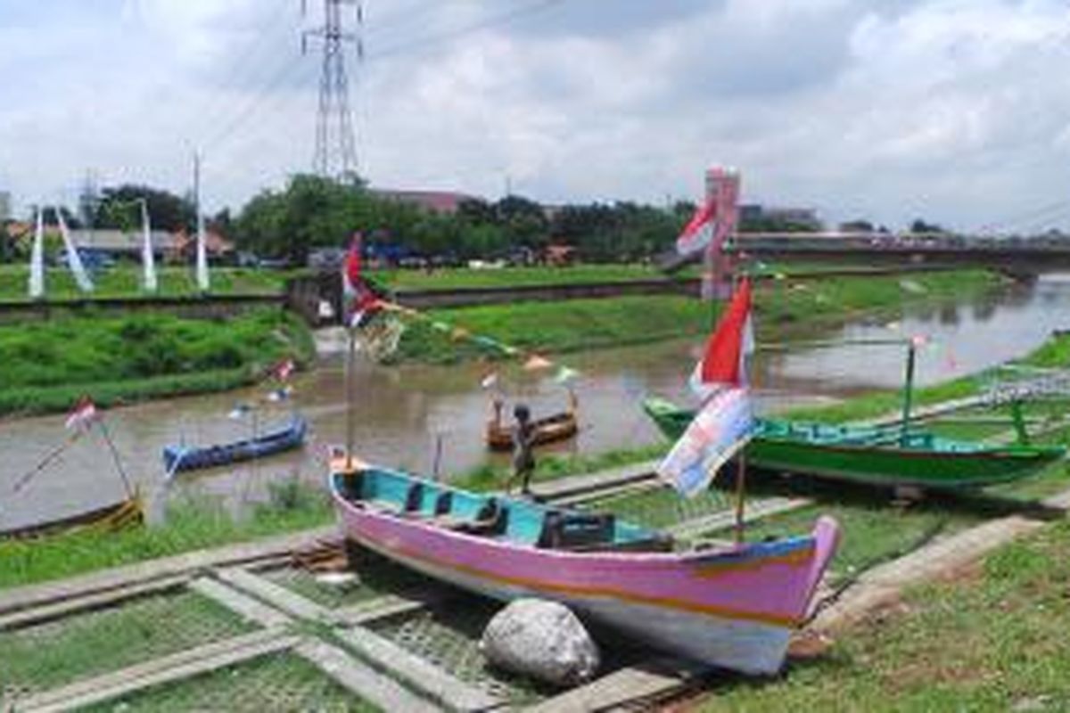 Perahu simulasi wisata diletakan di aliran Kanal Banjir Timur. Kedepannya daerah ini diharapkan bisa menjadi lokasi pariwisata. Sabtu (14/12/2013).