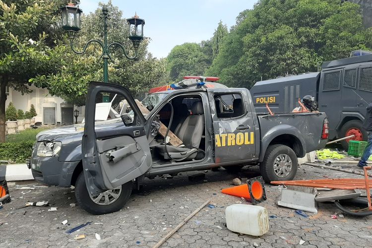 Mobil Polisi yang terparkir di halaman DPRD DIY mengalami kerusakan
