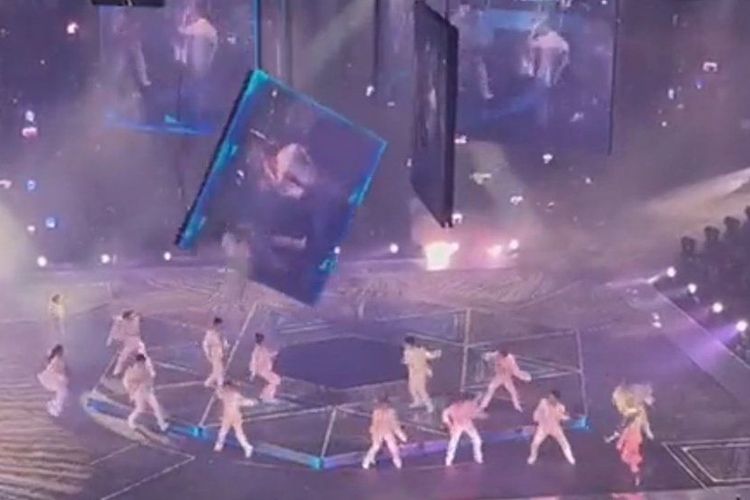 Tangkapan layar dari sebuah video detik-detik layar besar jatuh ketika boy band Mirror beraksi di atas panggung di Hong Kong Coliseum, Hong Kong, Kamis (28/7/2022) malam.