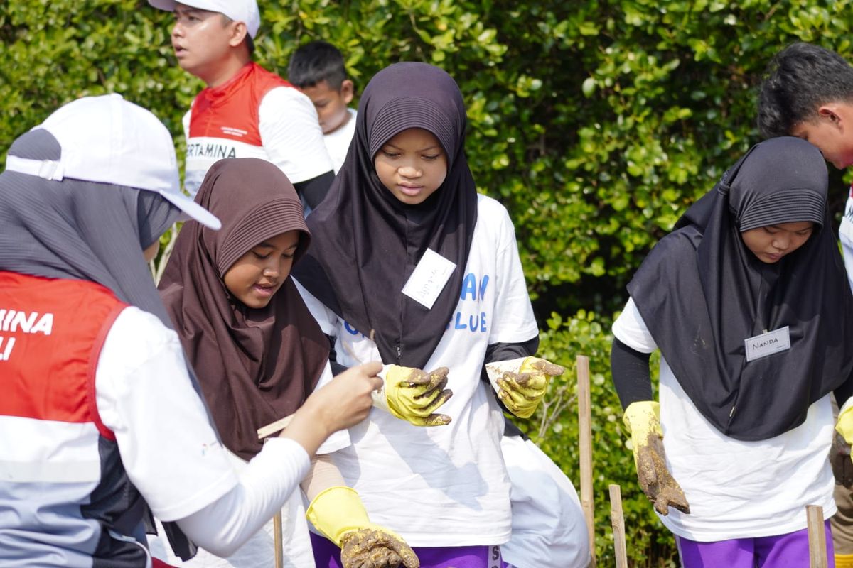 PT Pertamina (Persero) melalui PT Pertamina International Shipping mengadakan kegiatan penanaman 20.000 pohon mangrove di Pantai Tanjung Pasir, Tangerang, Minggu (27/7/2025).