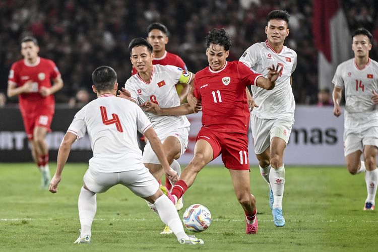 Pemain Timnas Indonesia Rafael William Struick (kedua kanan) berusaha melewati pemain Vietnam Bui Tien Dung (kiri) pada pertandingan lanjutan Grup F Kualifikasi Piala Dunia 2026 zona Asia di Stadion Utama Gelora Bung Karno, Jakarta, Kamis (21/3/2024). Artikel ini berisi jadwal Vietnam vs Indonesia.