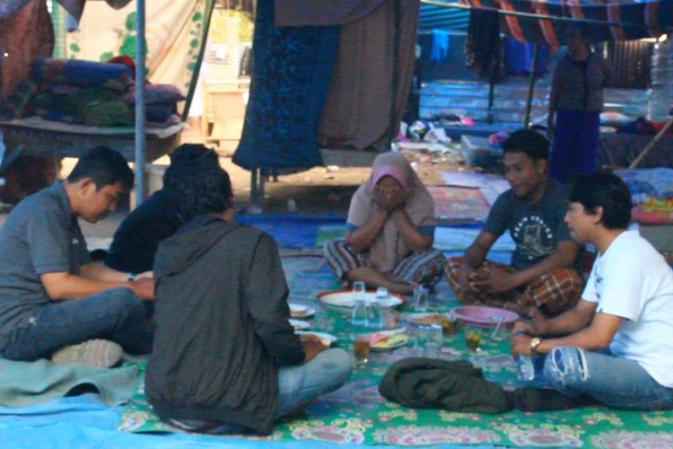 Izhar dan istrinya, Ernawati, saat dikunjungi rekan-rekannya yang datang melayat. Putrinya mereka, Eza Elina, meninggal dunia setelah sakit di tenda pengungsian di Lombok Utara, NTB.