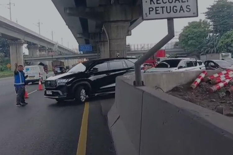 Urai Kepadatan, Contraflow di Tol Jakarta-Cikampek Diberlakukan