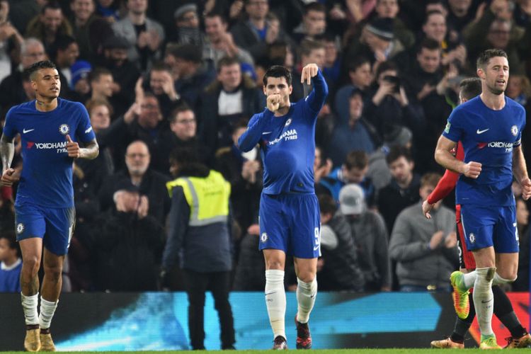 Gaya Alvaro Morata seusai mencetak gol kemenangan Chelsea atas Bournemouth pada perempat final Piala Liga Inggris, Rabu (20/12/2017).