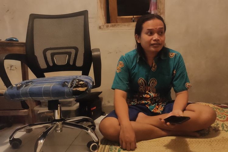 Nurohman di kamar rumahnya di Kalurahan Banyuroto, Kapanewon Nanggulan, Kabupaten Kulon Progo, Daerah Istimewa Yogyakarta.