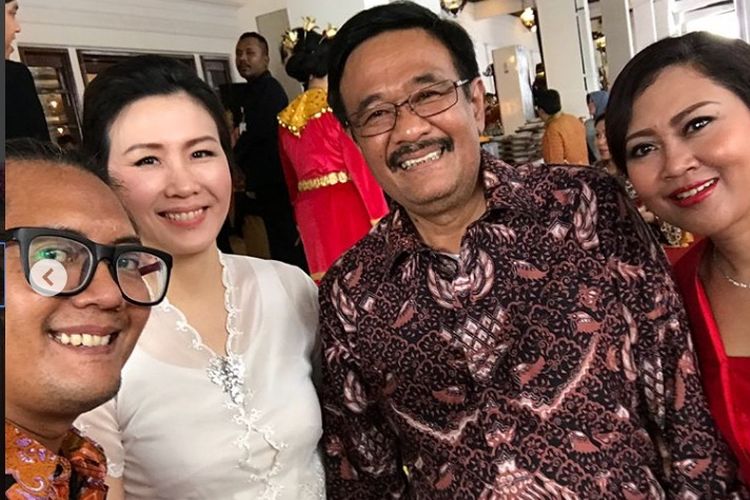 Ulin Yusron berswafoto bersama Veronica Tan, Djarot Saiful Hidayat, dan Happy Farida di acara pernikahan putri Presiden RI Joko Widodo, Kahiyang Ayu-Bobby Nasution di Solo, Rabu (8/11/2017).
