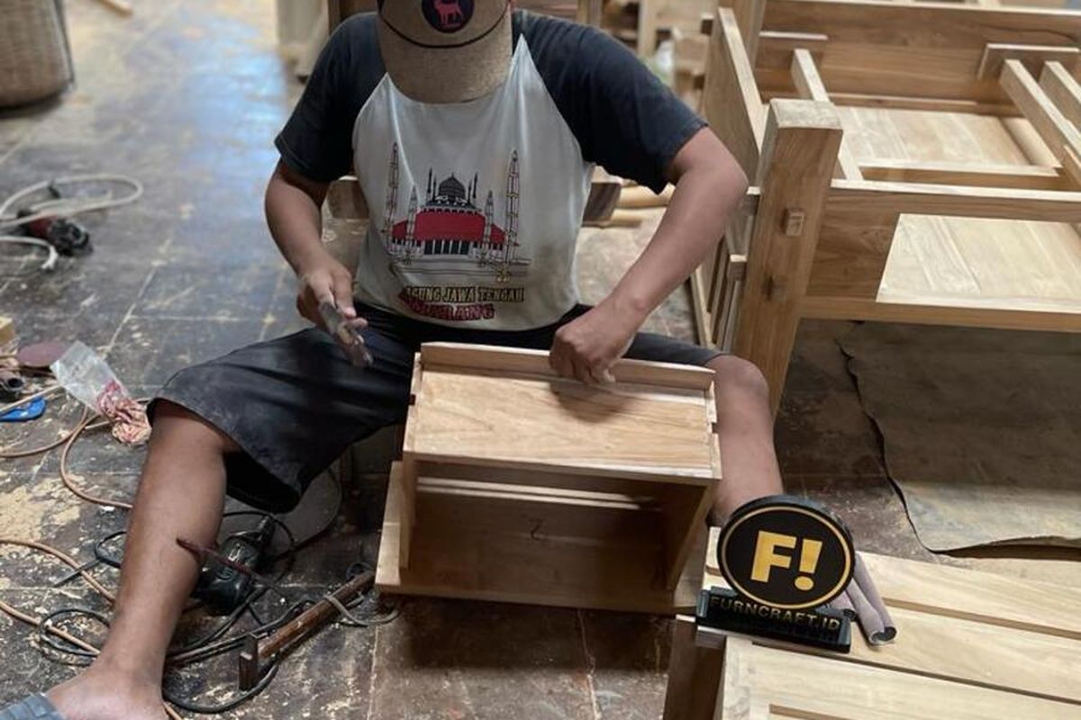 Para pekerja menuntaskan produk mebel di sentra produksi&nbsp;Furncraft.id di Kabupaten Jepara, Jawa Tengah, beberapa waktu lalu&nbsp;