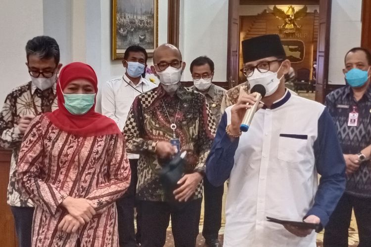 Menteri Pariwisata dan Ekonomi Kreatif Sandiaga Uno saat bertemu Gubernur Jatim Khofifah Indar Parawansa di Gedung Negara Grahadi, Surabaya, Jumat (21/5/2021).