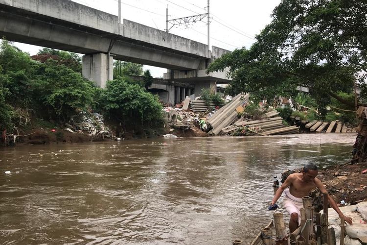 Warga yang tinggal di bantaran Kali Ciliwung di wilayah Kebon Pala Tanah Rendah, Kampung Melayu, Jakarta Timur, Kamis (10/11/2022).