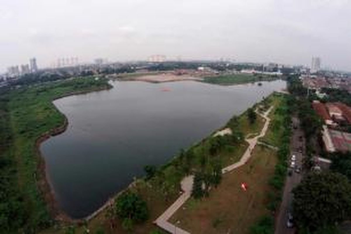 Kondisi area ruang terbuka hijau di pinggir Waduk Ria Rio, Jakarta Timur, Rabu (4/2/2015). Area yang dulu sempat menjadi kawasan padat penduduk ini sekarang sudah berubah menjadi area taman kota.