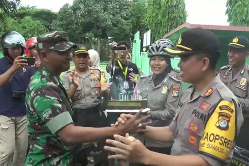 Bersepeda Antar Kue Ultah HUT TNI, Kapolres Polman Kejutkan Dandim
