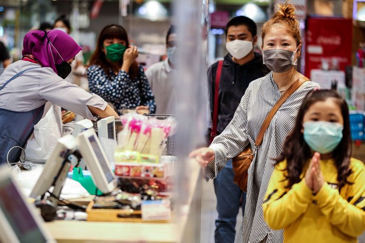 Pembeli menggunakan masker saat melakukan pembayaran dari balik plastik pembatas di supermarket AEON Mal Serpong, Tangerang, Banten, Selasa (26/5/2020).  Pemerintah Indonesia bersiap menerapkan tatanan baru (new normal) dalam waktu dekat. Salah satunya dengan mulai membuka pusat perbelanjaan secara bertahap di bulan Juni mendatang.