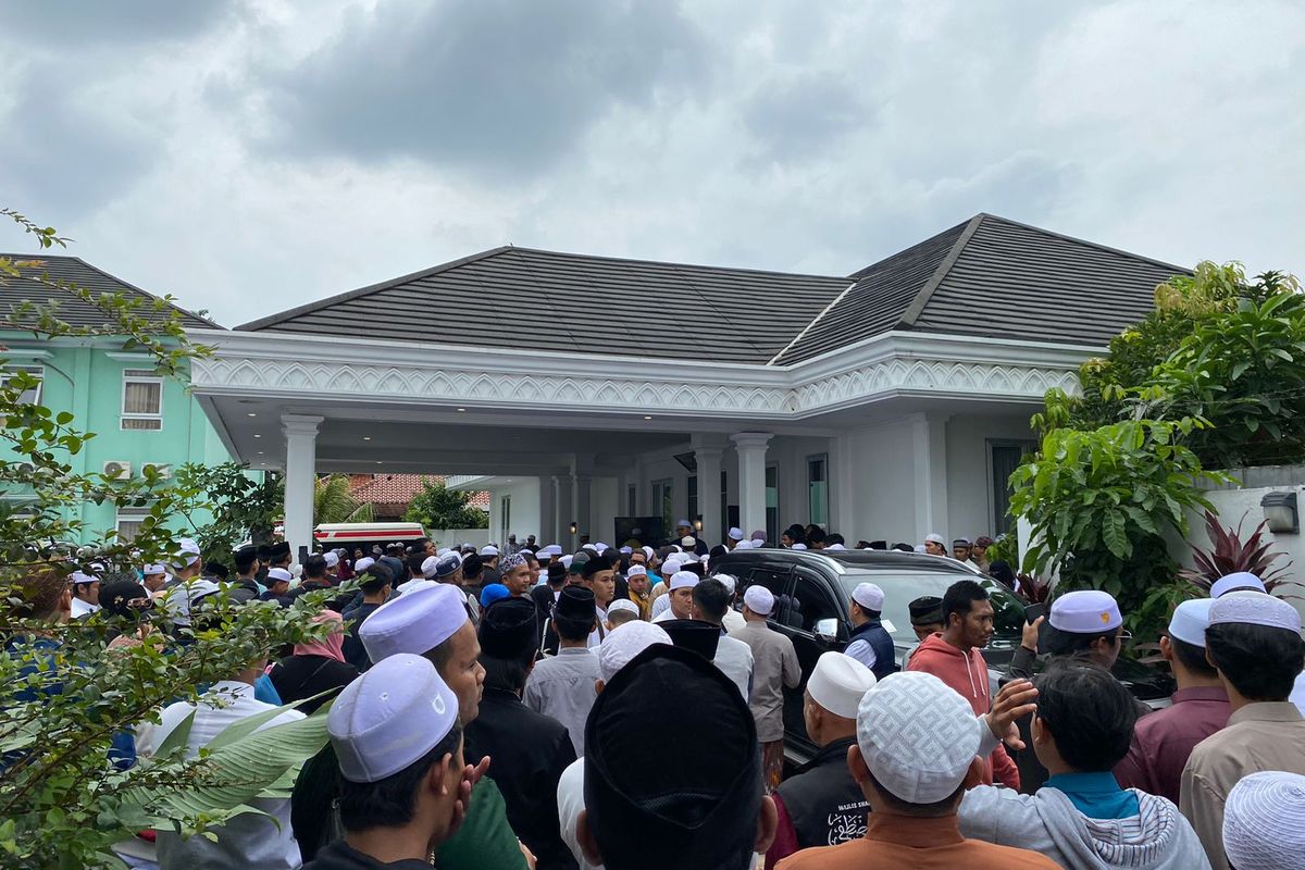 Padatnya area rumah duka Habib Hasan bin Ja'far Assegaf di Masjid Nurul Musthofa Center, Jalan Kampung Sawah, Cilodong, Kota Depok, Rabu (13/3/2024). 
