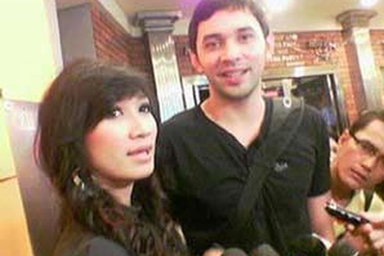 Peggy Melati Sukma dan Teuku Zacky