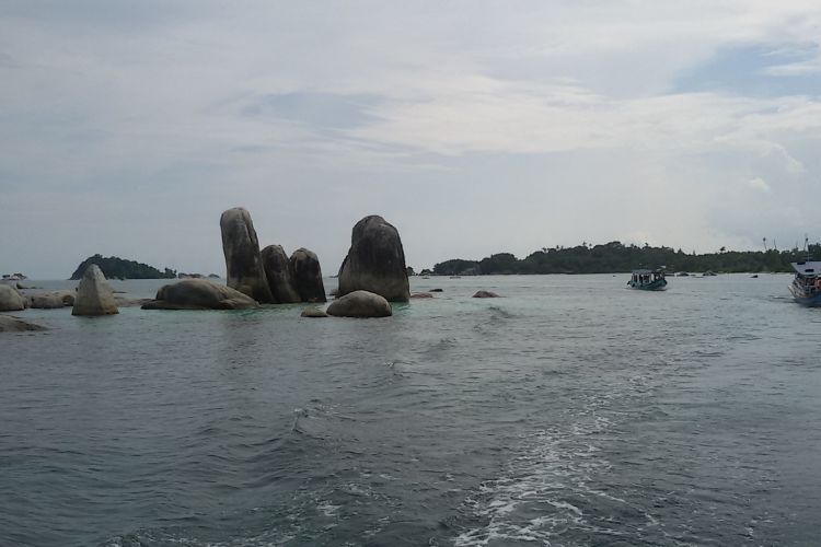 Gugusan bebatuan granit saat kapal melintas menuju Pulau Lengkuas, Belitung.