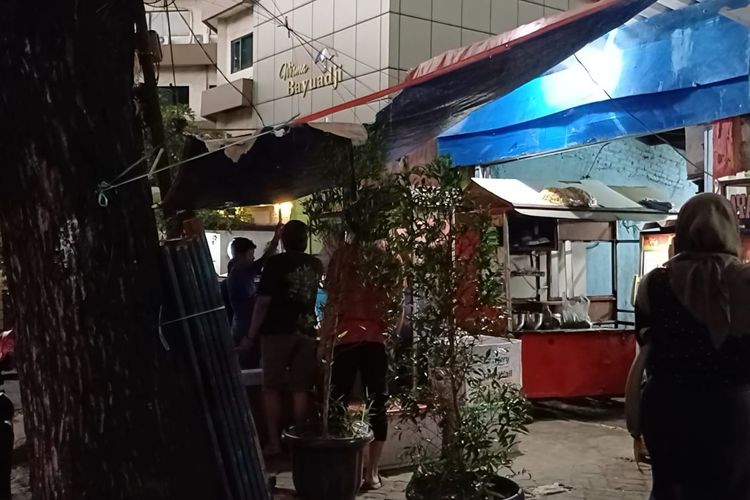 Lapak kuliner Bubur Ayam Barito di Kramat Pela, Kebayoran Baru, Jakarta Selatan pada Rabu (29/10/2025) malam.