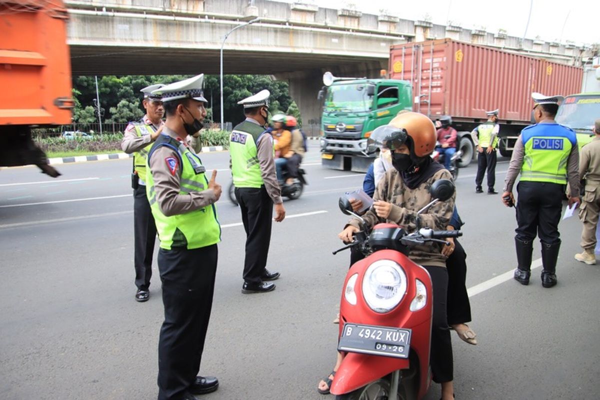 Petugas polisi saat menegur pengendara motor yang melanggar tata tertib lalu lintas di Jalan Jenderal Ahmad Yani, Kayuringin Jaya, Bekasi Selatan, Kota Bekasi, Selasa (7/2/2023) kemarin.