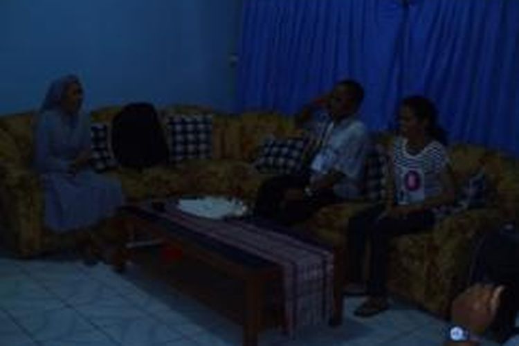 Yorita Nomleni (kanan) bersama Pater Piter Bataona SVD (tengah) dengan Suster Emerentiana FMM ( kiri), di Kupang, NTT, Selasa (15/7/2014)