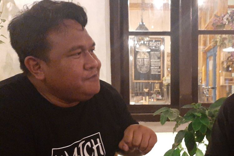 Dandhy Dwi Laksono seorang jurnalis dan sutradara film dokumenter saat berkunjung ke Semarang, Jawa Tengah selepas mengisi acara festival literasi bertajuk patjarmerah di Soesmans Kantoor Kota Lama pekan lalu.