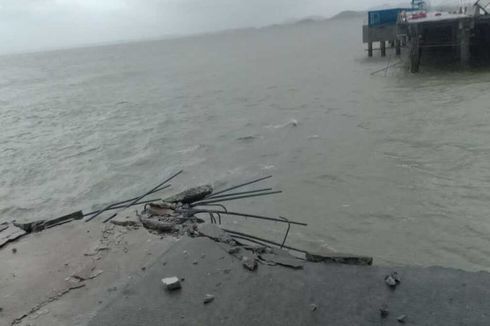 90 Orang Terjebak di Dermaga Tengah Laut akibat 2 Titik Jembatan di Pelabuhan Kijing Ambruk