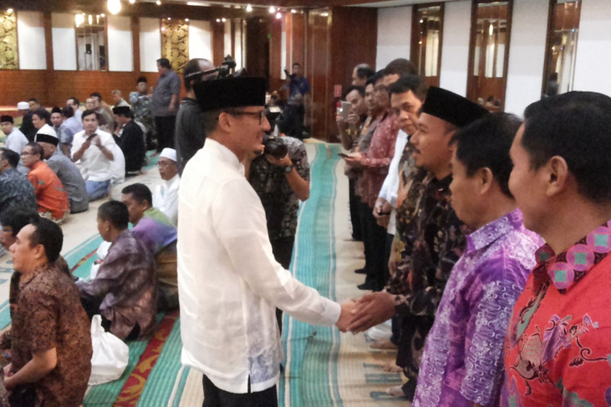 Wakil gubernur terpilih DKI Jakarta Sandiaga Uno menyalami para pejabat DKI yang hadir dalam acara buka puasa bersama di salah satu hotel di Jalan MH Thamrin, Jakarta Pusat, Sabtu (17/6/2017).
