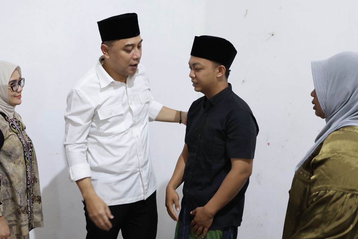 Wali Kota Surabaya, Eri Cahyadi saat bertemu keluarga petugas Damkar tewas saat bekerja, Senin (8/9/2025).