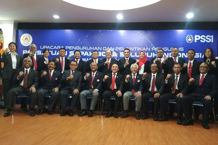 Ketua KONI Pusat, Marciano Norman (tengah-kiri) bersma Ketum PSSI, Mochamad Iriawan (tengah-kanan) dalam dalam acara pelantikan pengurus PSSI 2019-20123 oleh KONI di Gedung KONI, Jakarta, Senin 24 Februari 2020.