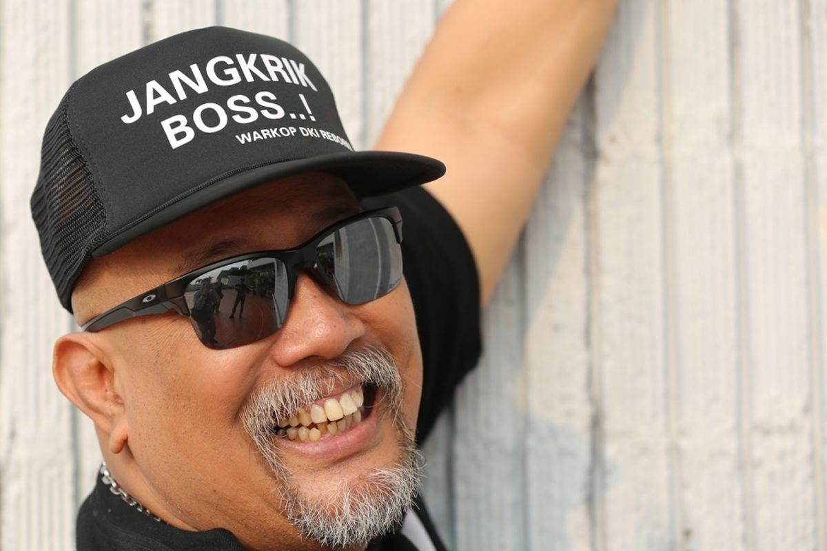 Indro Warkop berpose saat mengunjungi kantor redaksi Kompas.com, Palmerah Selatan, Jakarta, Selasa (8/8/2017). Kedatangan mereka untuk mempromosikan film Warkop DKI Reborn : Jangkrik Boss! Part 2.