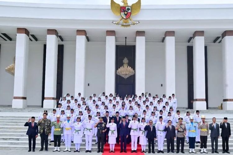 Presiden Jokowi mengukuhkan 76 pelajar menjadi anggota Pasukan Pengibar Bendera Pusaka (Paskibraka) Tahun 2024 di Istana Negara, Ibu Kota Nusantara (IKN), Rabu (14/8/2024).