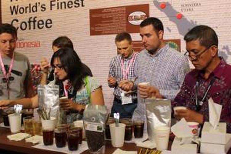 Uji cita rasa (cupping) kopi spesial Indonesia  dengan latar belakang peta Indonesia pada The Nordic World of Coffee di Gothenburg, Swedia pada 16-18 Juni 2015.