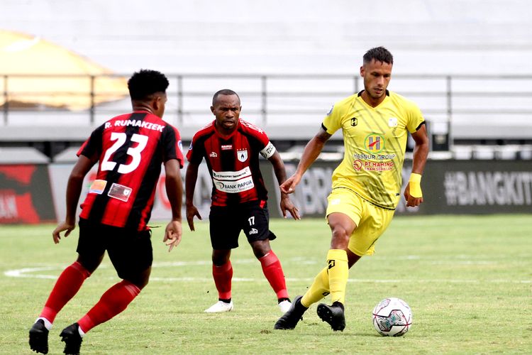 Pemain Barito Putera Raphael Maitimo divaga ketat pemain Persipura Jayapura Ferdinando Pahabol (tengah) pada pertandingan pekan 25 Liga 1 2021-2022 yang berakhir dengan skor 3-0 di Stadion Kapten I Wayan Dipta Gianyar, Senin (14/2/2022) sore.