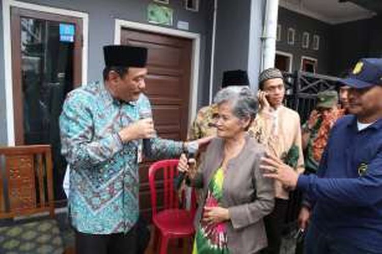 Wakil Gubernur DKI Jakarta Djarot Saiful Hidayat saat medengar keluhan warga Johar Baru, Jakarta Pusat, Jumat (15/4/2016). 