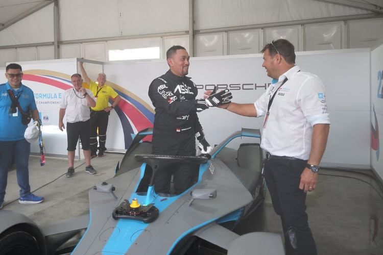 Ketua Pelaksana Formula E Jakarta Ahmad Sahroni menjajal langsung mobil balap listrik Formula E sebelum balapan Jakarta E-Prix 2022 berlangsung Sabtu, (4/6/2022). 