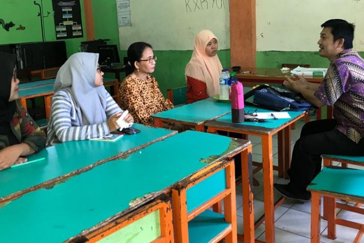 Secara rutin siswa dan guru Binus School Serpong  berbagi ilmu kepada siswa dan guru  SMP Al-Hasaniyah dan Falatehan Serpong, Banten melalui program Adopt a School.