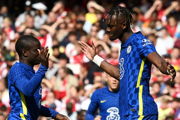 Tammy Abraham (kanan) merayakan golnya bersama N'golo Kante (kiri) pada laga uji coba Arsenal vs Chelsea yang dihelat di Stadion Emirates, Minggu (1/8/2021).