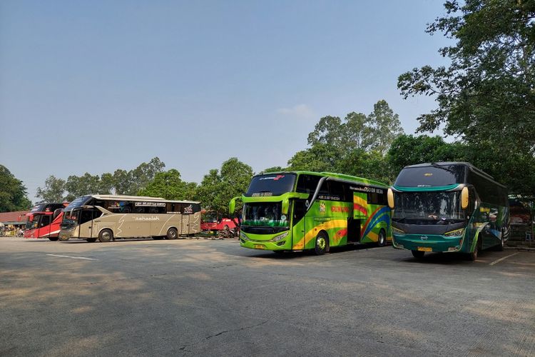 Dua bus di Terminal Poris Plawad Indah, Kota Tangerang, yang masih menunggu penumpang lain berdatangan agar seluruh kursi di dalamnya dapat terisi penuh, Senin (19/4/2021).