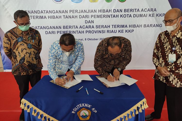 Kementerian KP menerima hibah tanah dari Pemkot Dumai untuk penyelenggaraan program pendidikan Politeknik KP di Auditorium Politeknik KP Dumai, Jumat (8/10/2021).
