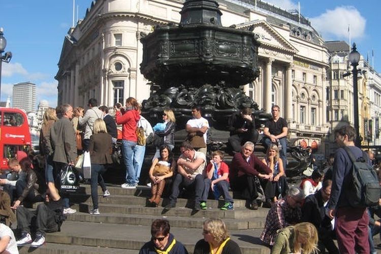 Statue of Eros London tampak di kerumuni oleh wisatawan 