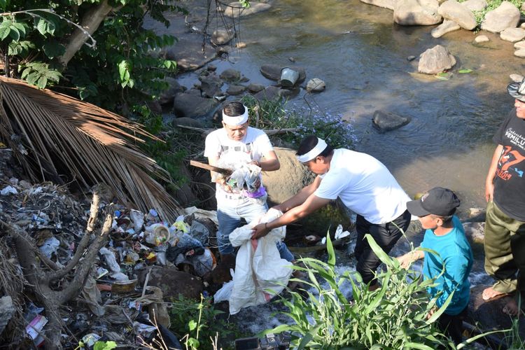 Annggota DPR RI dari Fraksi Golkar Dedi Mulyadi memunguti sampah di daerah aliran Sungai Cilamaya, Karawang, Sabtu (5/10/2019).