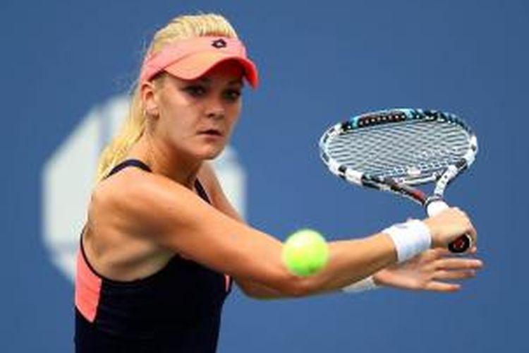 Petenis Polandia, Agnieszka Radwanska, bersiap melakukan pukulan untuk mengembalikan bola Anastasia Pavlyuchenkova dari Rusia, pada babak ketiga US Open (AS Terbuka) di Billie Jean King National Tennis Center, New York, Jumat (30/8/2013).