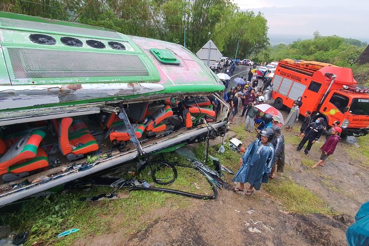 Kecelakaan Bus Pariwisata di Bukit Bego, Imogiri, Bantul, Minggu (6/2/2022)