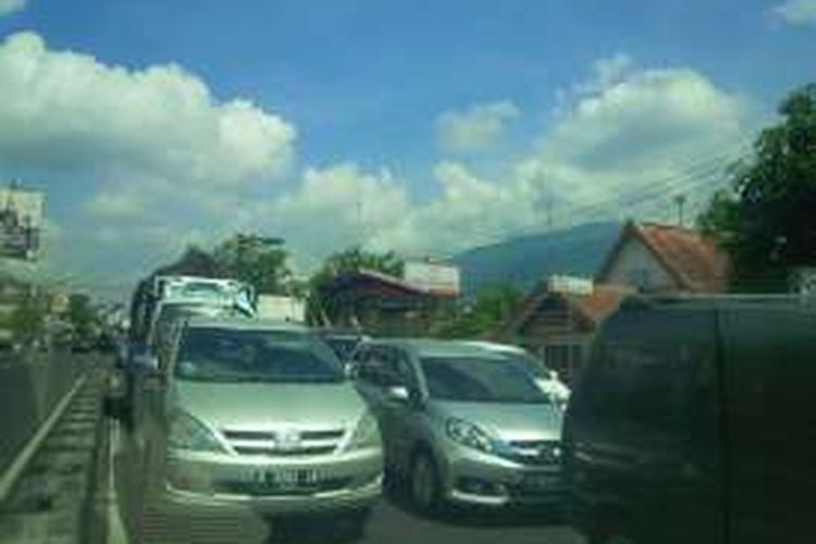 Kepadatan kendaraan jalan Diponegoro, Ungaran, Kabupaten Semarang, Jawa Tengah, pada Senin (11/7/2016) siang.