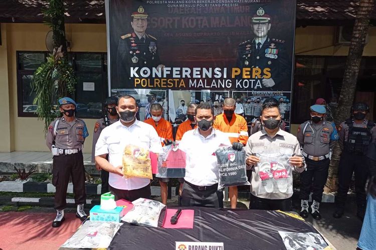 Pihak Polresta Malang Kota saat merilis pelaku pengeroyokan, Senin (29/11/2021).