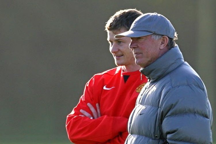 Ole Gunnar Solskjaer saat sedang mendampingi Alex Ferguson sebagai staf kepelatihan Manchester United (2008).
