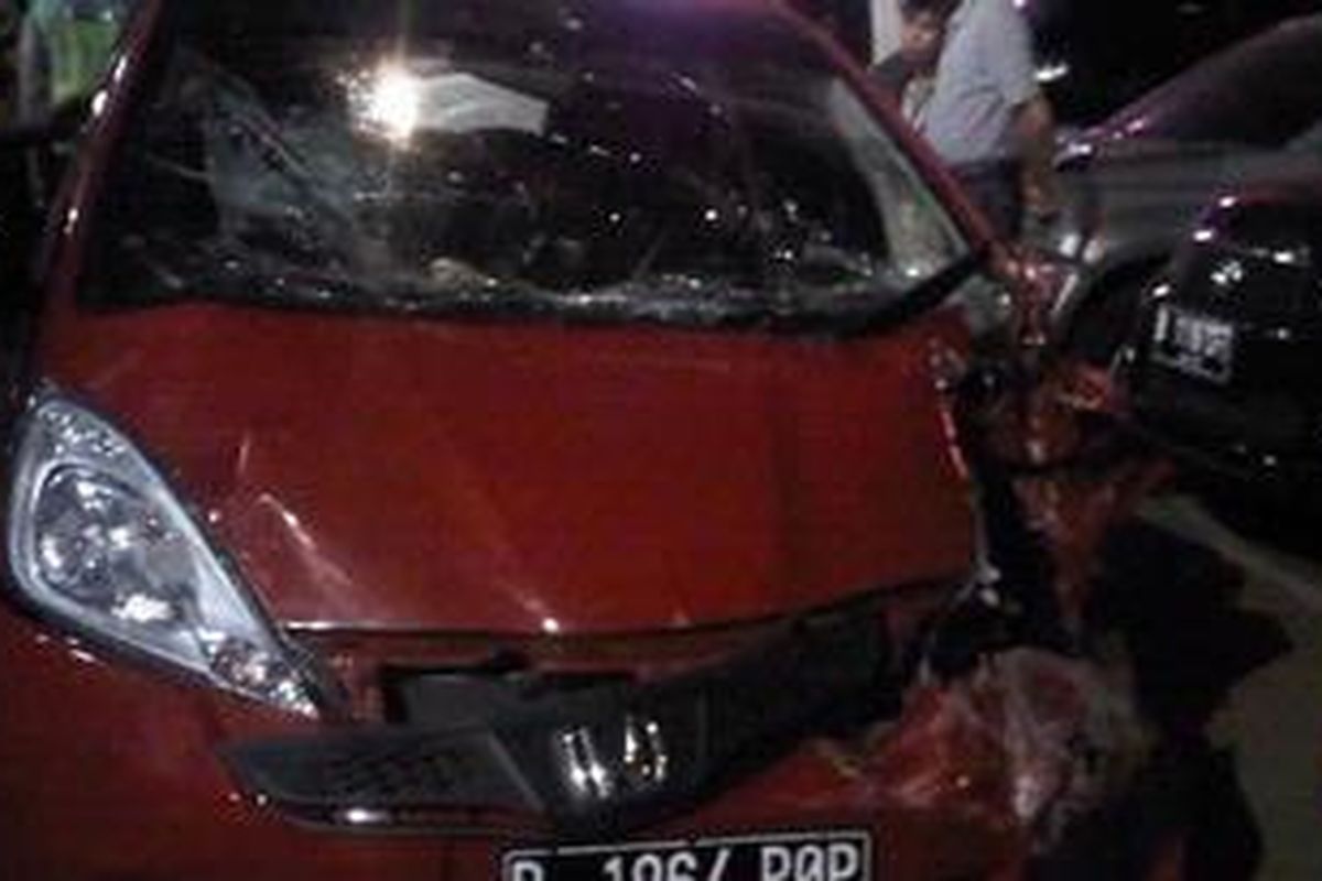 Mobil Honda Jazz yang dikendarai NA rusak setelah menabrak sejumlah pengguna jalan di Jalan Gajah Mada, Jakarta Barat, Kamis (11/10/2012) petang.