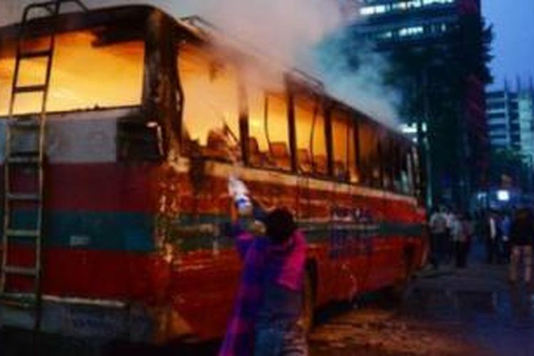 Aksi pembakaran TPS diawali aksi perlawanan dari kelompok oposisi. 