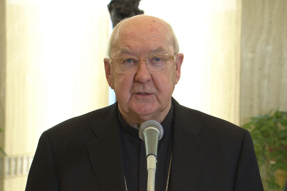Kardinal Kevin Farrell, Camerlengo (Kepala Rumahtangga Negara) Vatikan, saat mengumumkan kematian Paus Fransiskus di Vatican City, Senin (21/4/2025).