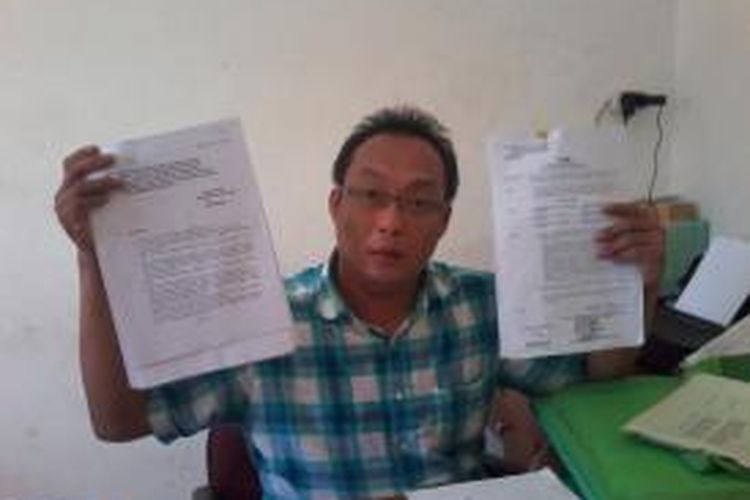 Penggugat, Daryanto Li alias Wawa memperlihatkan putusan Pengadilan Negeri (PN) Makassar dan putusan Mahkamah Agung (MA) saat ditemui di rumahnya di Jl Cendrawasih No 295 B, Makassar, Selasa (25/8/2015). 