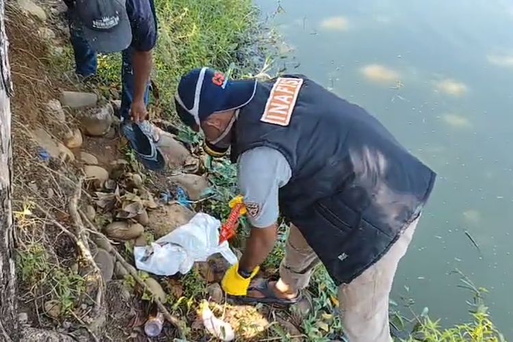 Tim Inafis Polres Gowa, Sulawesi Tengah menggelar olah tempat kejadian perkara (TKP) atas penemuan mayat bayi terbungkus kain kafan di danau Mawang, Selasa, (12/8/2025).